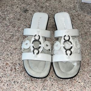 NWT white sandals with small platform (1in) Easy Street Torrid Mules